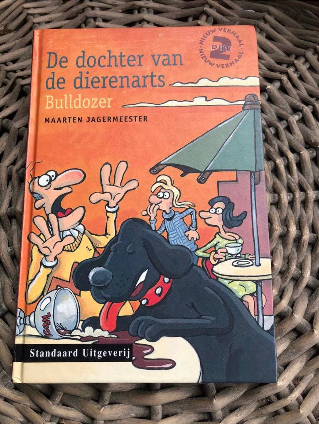 Boek: de dochter van de dierenarts en bulldozer, Boeken, Ophalen, Zo goed als nieuw