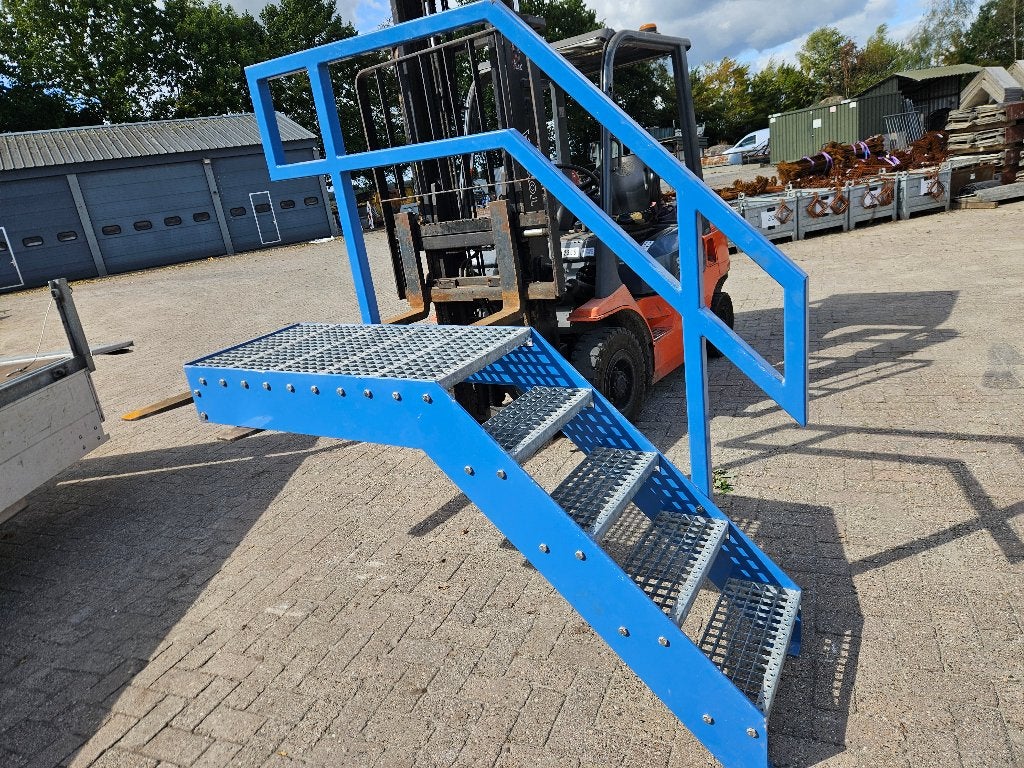 Trap met plateau en leuning Hoog ca 98 cm Totaal breed 57 cm, Ophalen, Zo goed als nieuw, Trap