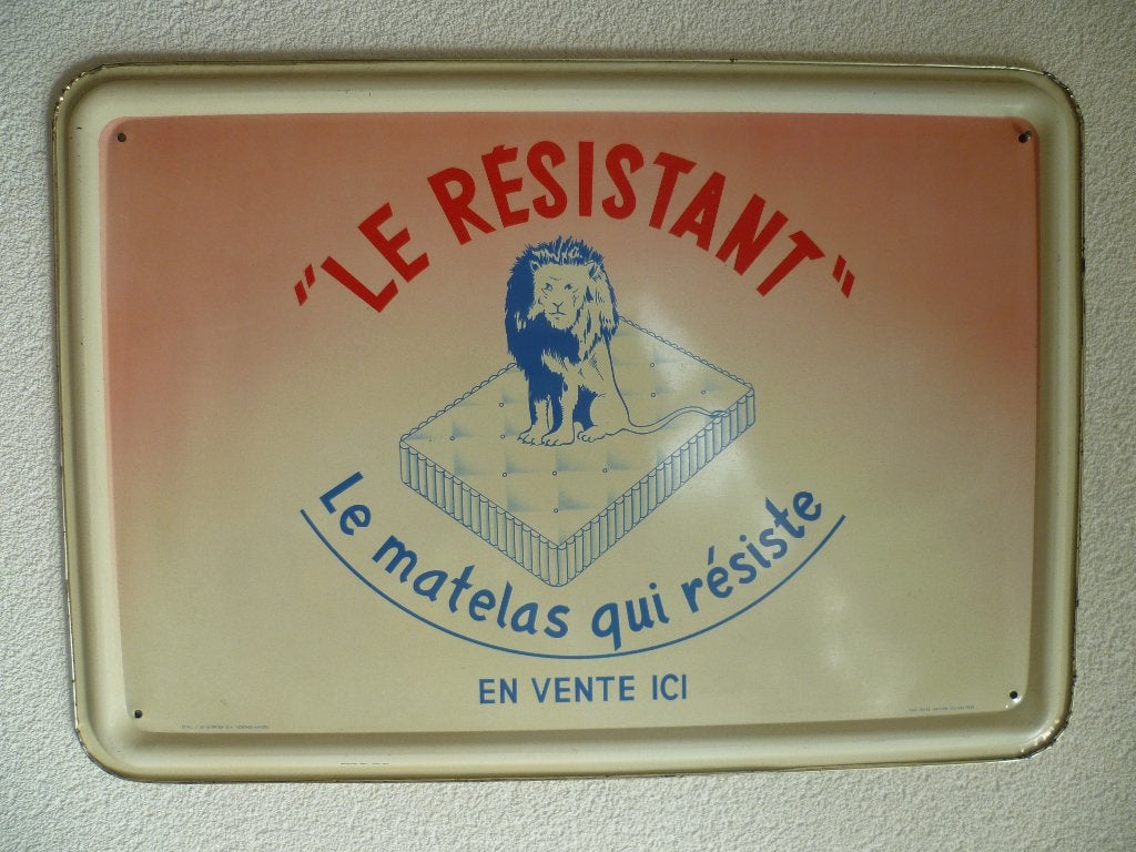 PANNEAU PUBLICITAIRE EN ÉTAIN «LE RESTISTANT MATELAS»DE 1955, Enlèvement ou Envoi, Comme neuf, Panneau publicitaire