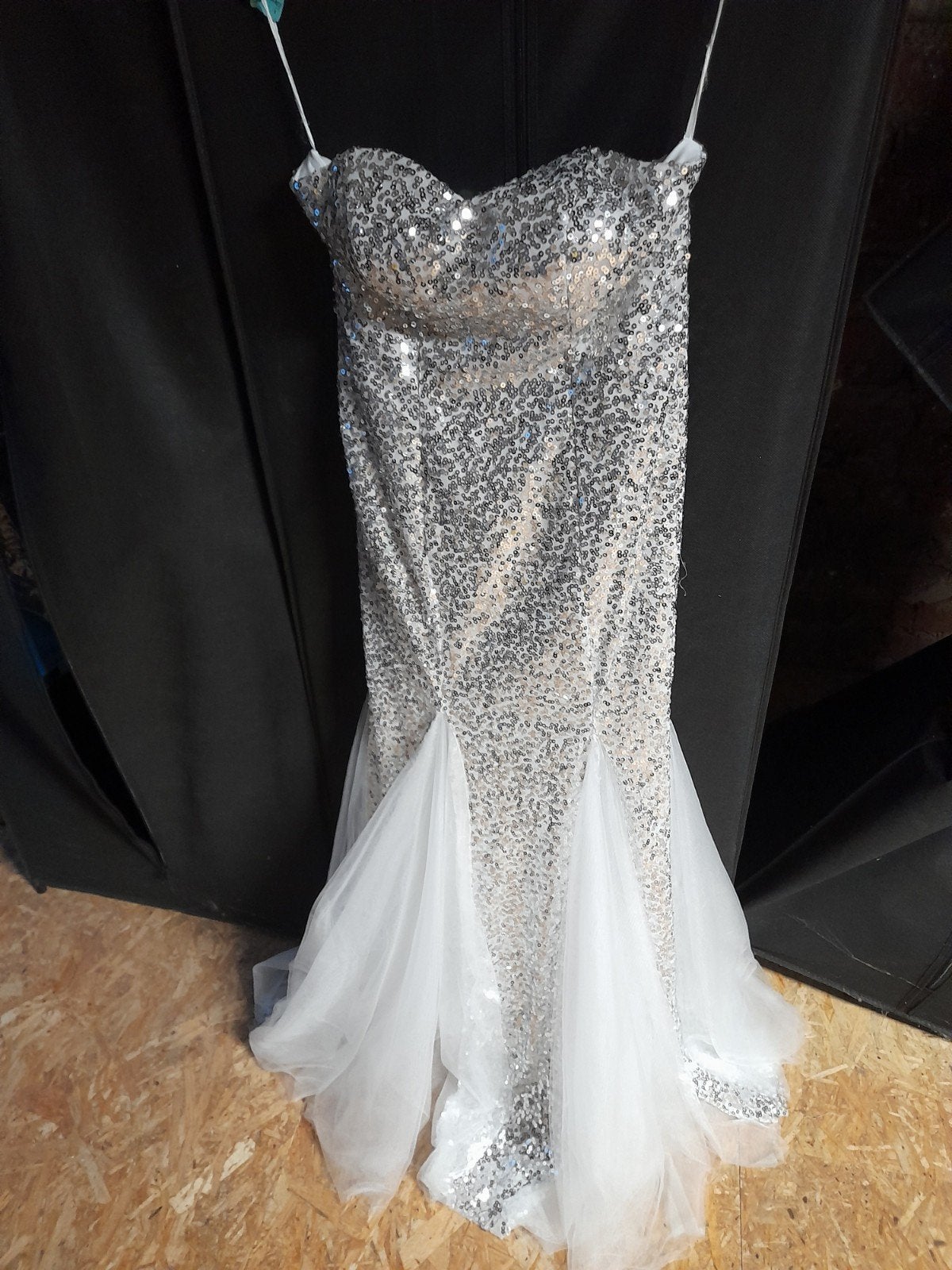 belle robe à paillettes, Enlèvement