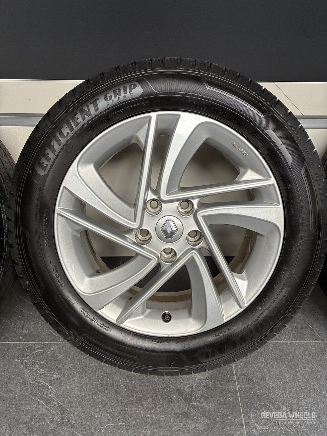 17” originele Renault Trafic velgen + banden 5x114.3 TPMS, Autos : Pièces & Accessoires, Pneus et Jantes, 215 mm, Pneus été, 17 pouces