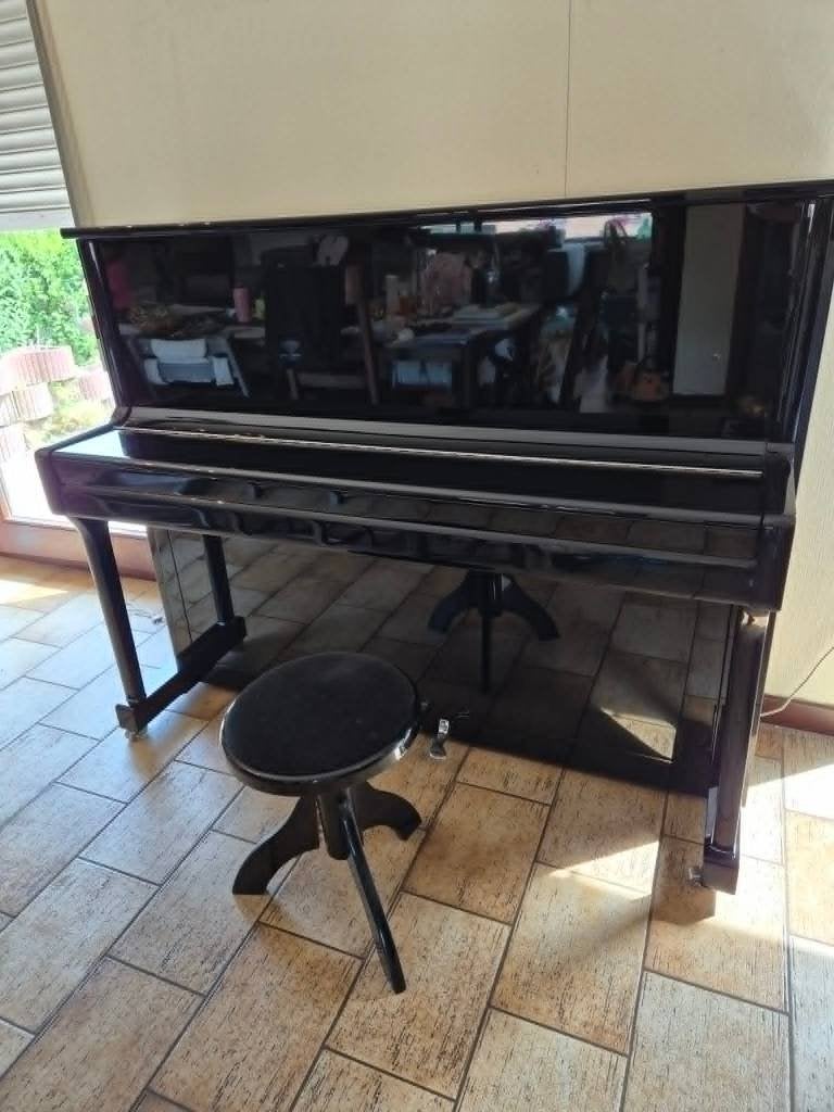 Piano droit May Berlin 120 cm – Très bon état, Musique & Instruments, Pianos, Brillant, Enlèvement, Utilisé, Piano