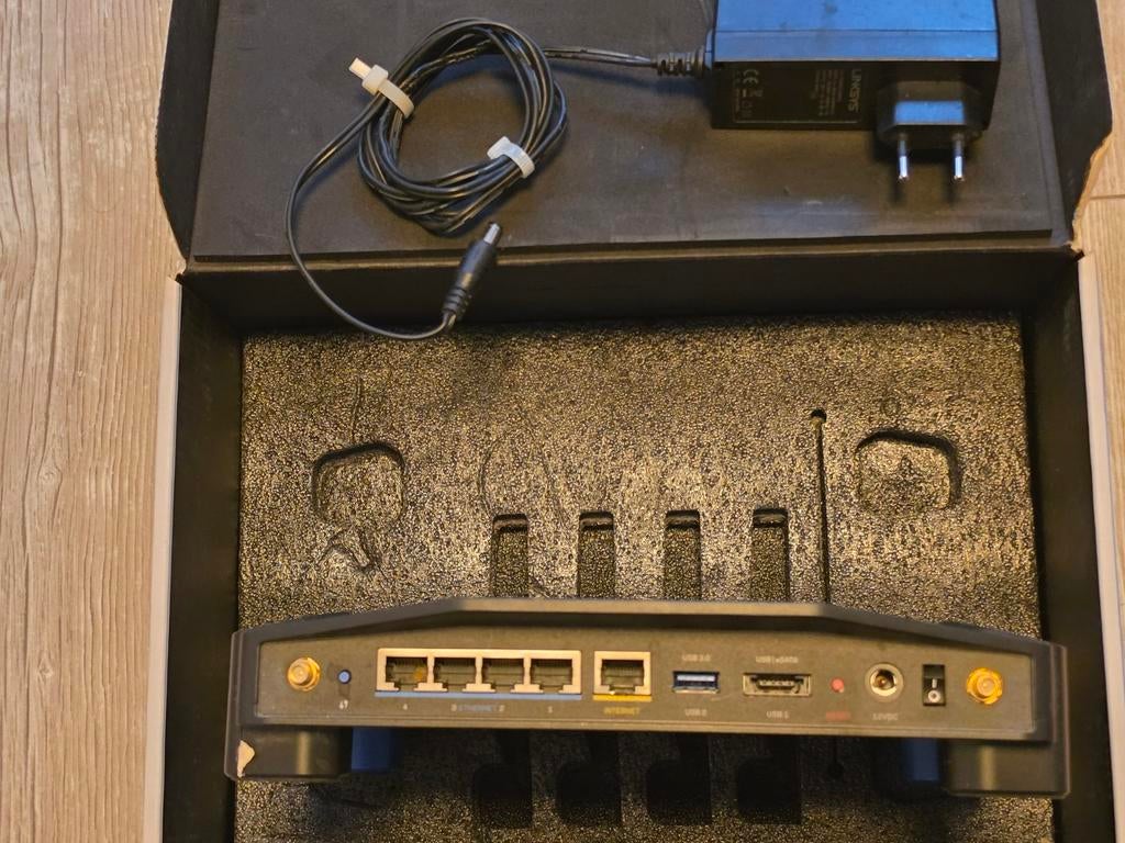 Linksys WRT 3200ACM with box, Ophalen of Verzenden, Zo goed als nieuw, Overige typen