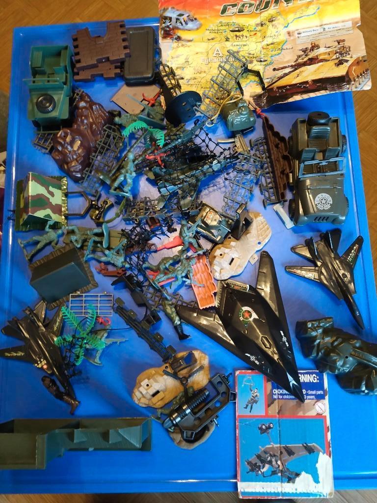 leger attributen in pvc, vliegtuigjes, legercheaps enz, Ophalen of Verzenden