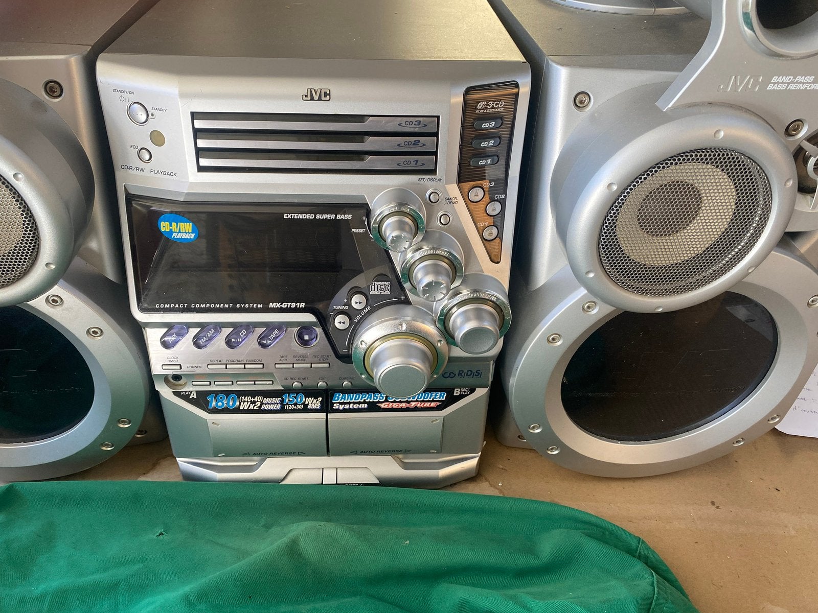 Chaîne hifi JVC bon fonctionnement super bass , 3 cd, tuner,, Enlèvement, Comme neuf