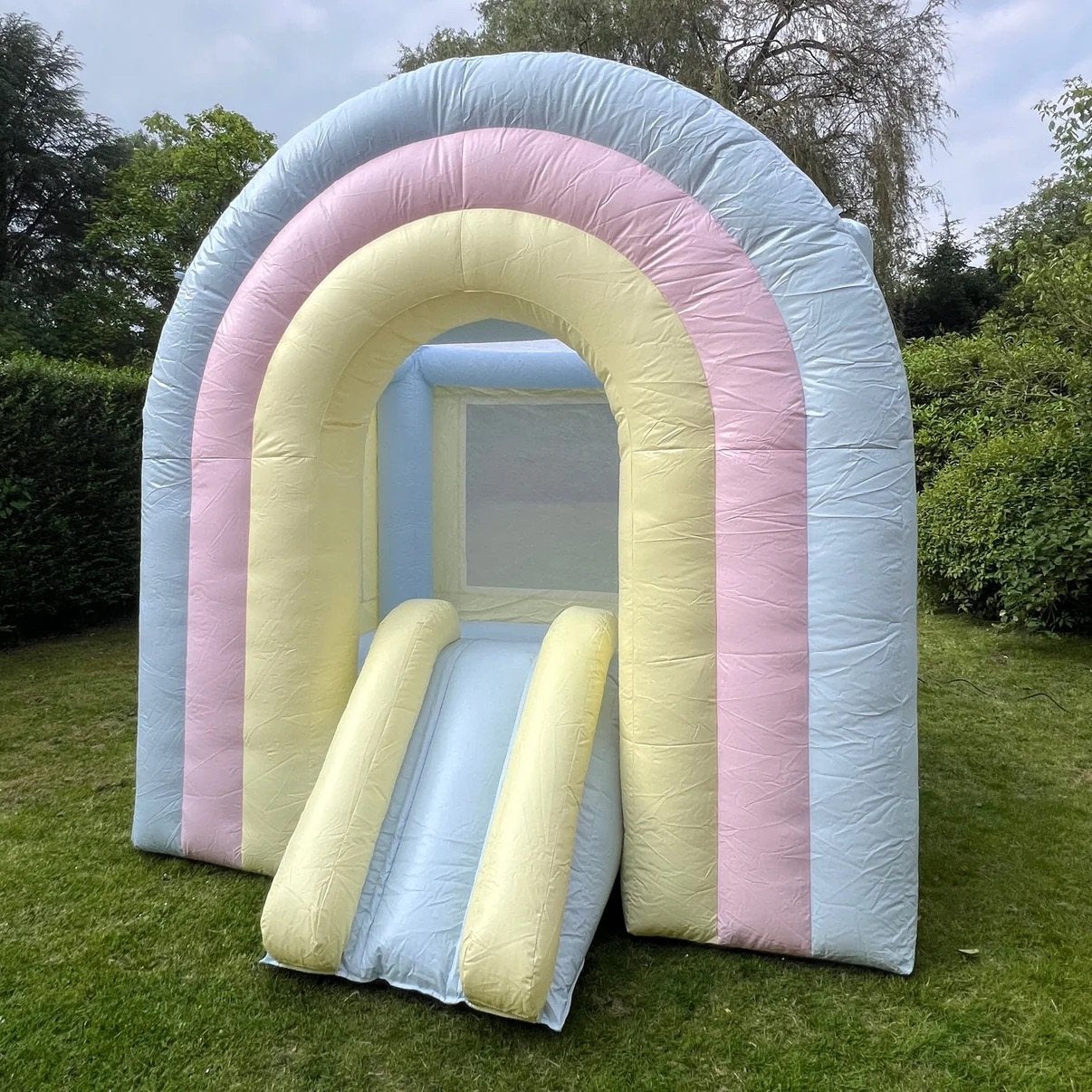 Regenboog springkasteel pastelkleuren, Enlèvement, Comme neuf