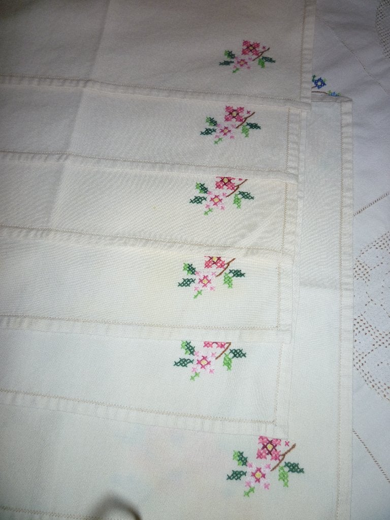 12. Nappe brodée main 120 x 120 + 6 serviettes assorties, Tafelkleed, Ophalen of Verzenden, Zo goed als nieuw