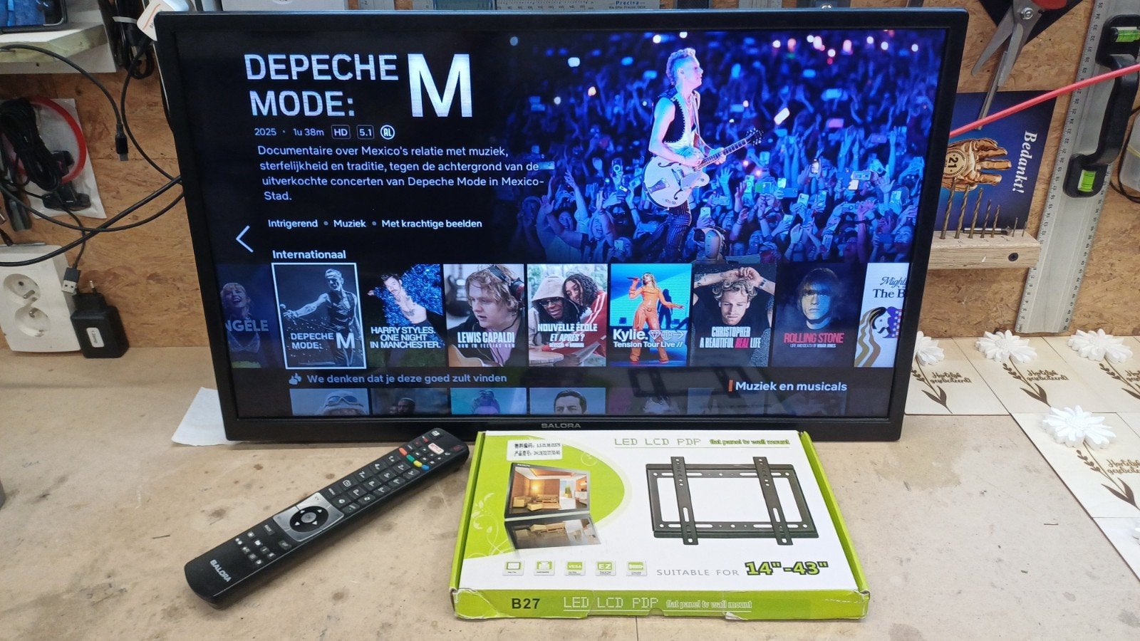 Salora smart tv 28" + nieuwe muurbeugel, Zo goed als nieuw, Smart TV, 60 tot 80 cm, Ophalen
