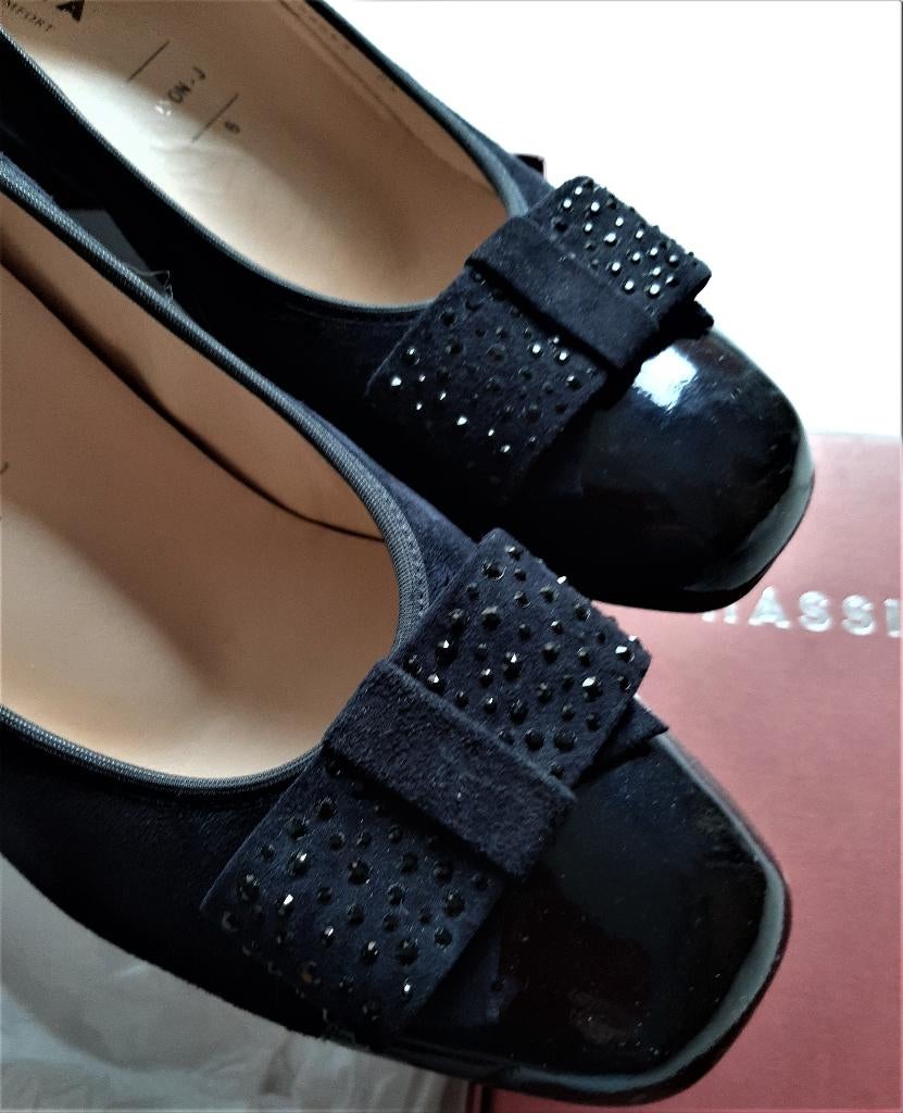 Te koop: Mooie blauwe laké schoenen met strik "Hassia", 39., Hassia, Comme neuf, Enlèvement, Bleu