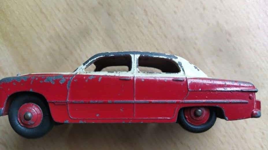 DINKY TOYS ENGLAND FORD SEDAN VINTAGE, Hobby en Vrije tijd, Ophalen of Verzenden, Gebruikt, Auto, Dinky Toys