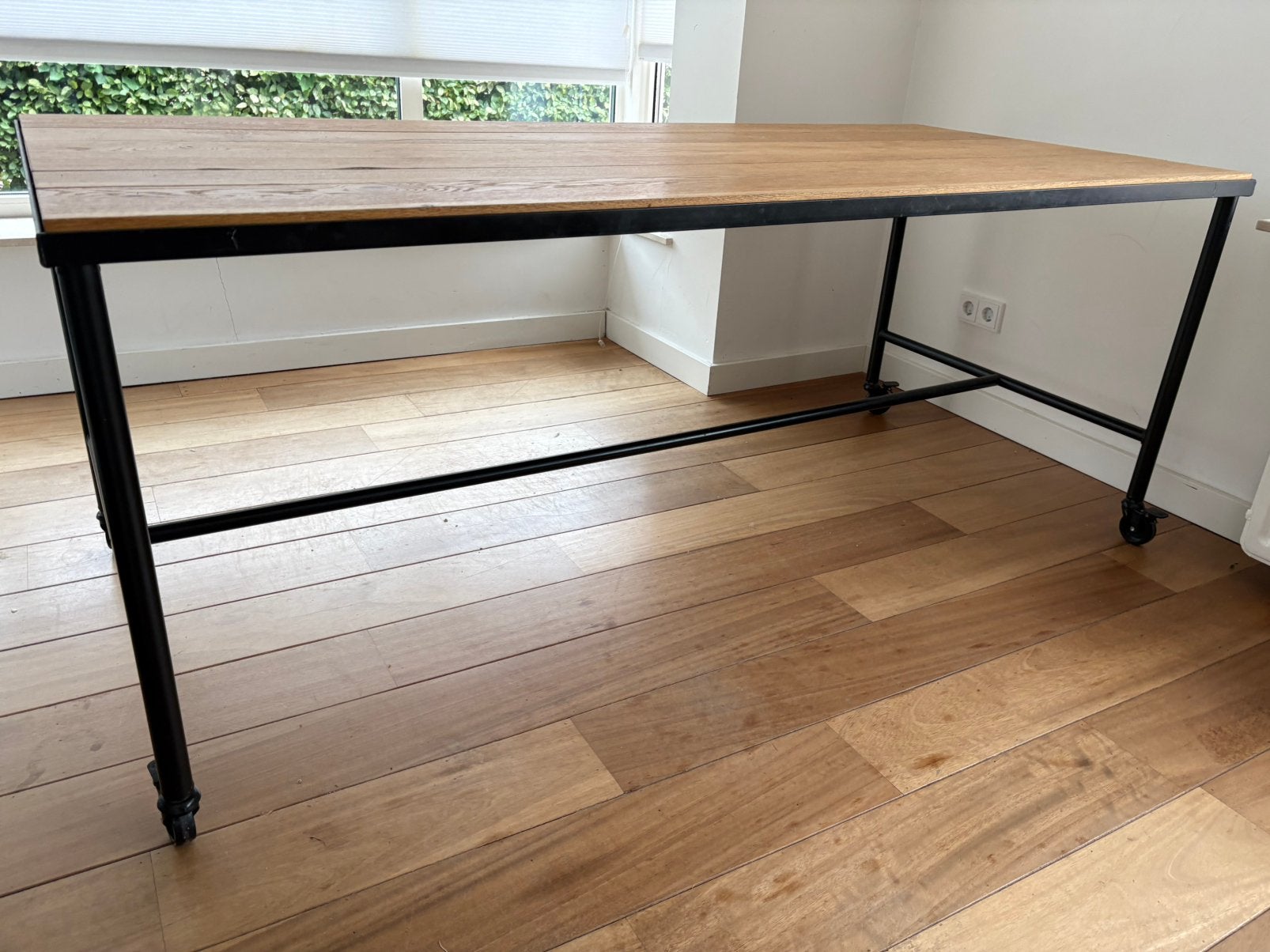 Design eetkamertafel op wieltjes !, Ophalen, Zo goed als nieuw
