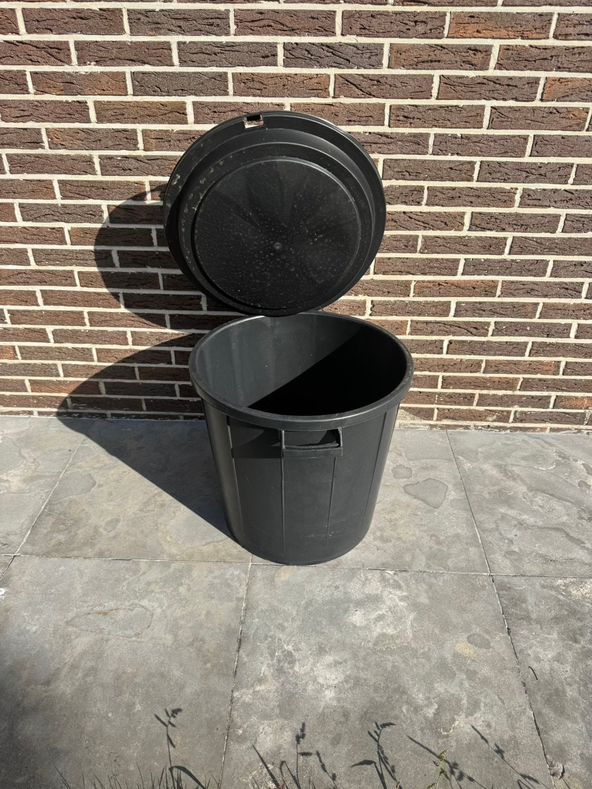 Poubelle extérieure noire avec couvercle, 40 litres ou plus, Enlèvement, Comme neuf, 50 – 75