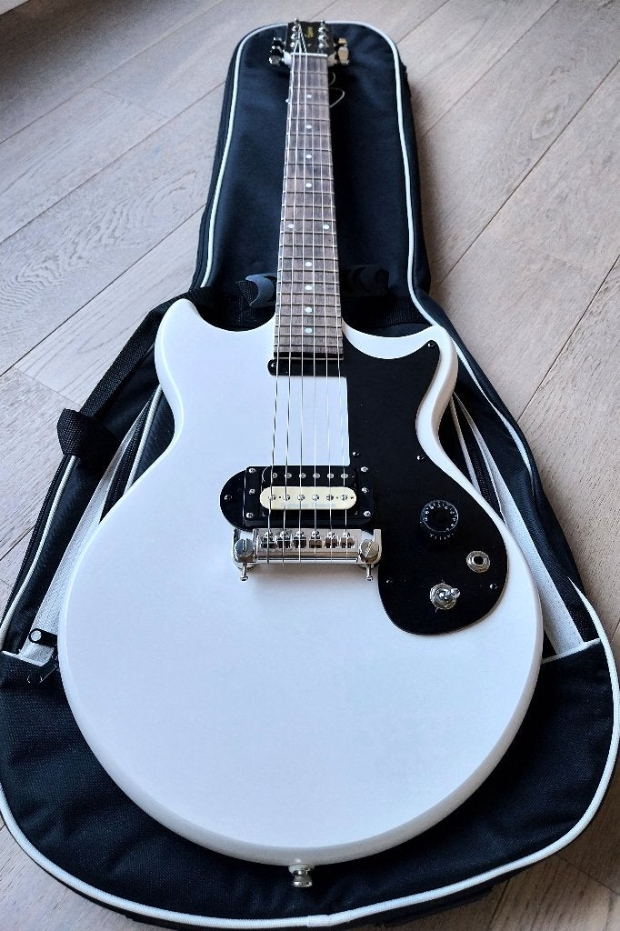 Epiphone Joan Jett met Premium gibag en Case Candy, Muziek en Instrumenten, Ophalen of Verzenden, Zo goed als nieuw, Solid body