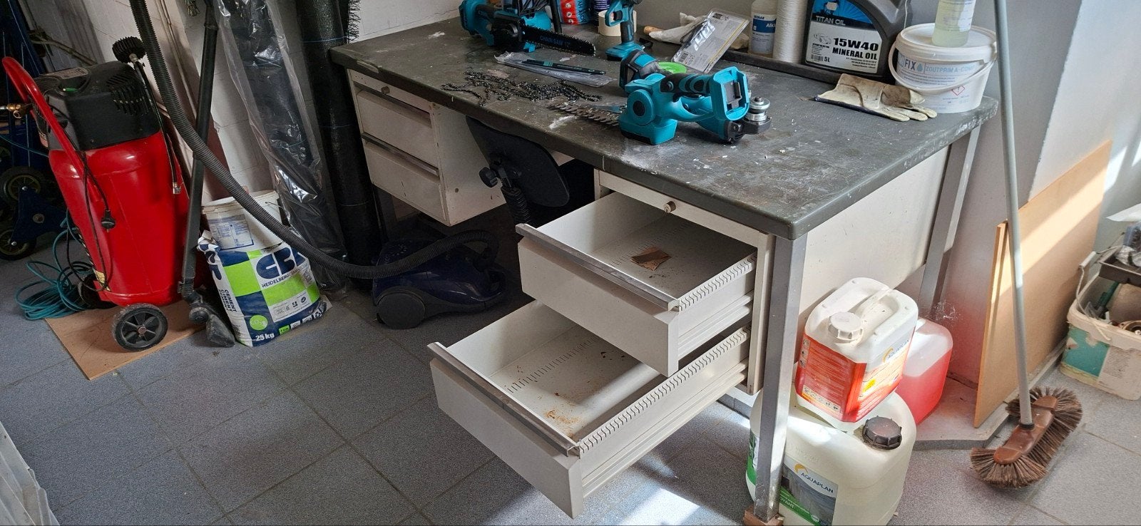 ijzeren buro (werktafel), Ophalen