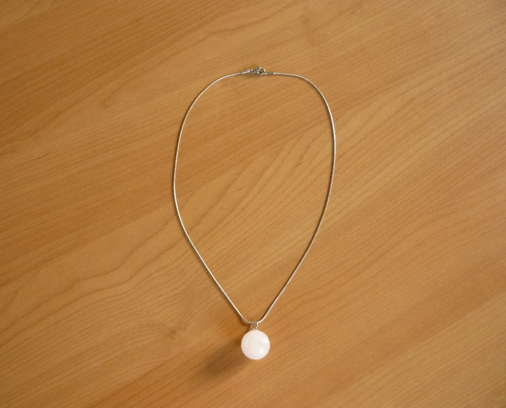 Zilverkleurige ronde ketting roze bol halfedelsteen hanger, Handtassen en Accessoires, Kettingen, Roze, Ophalen of Verzenden