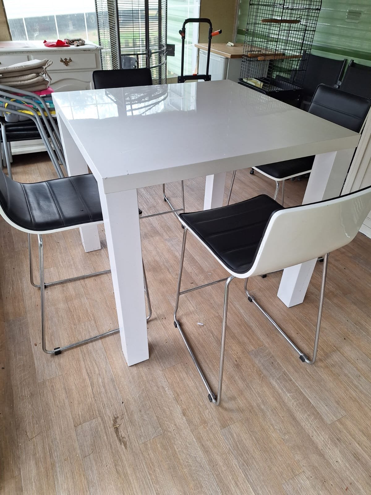 Hoogglans witte hoge tafel met 4 krukken., Huis en Inrichting, Ophalen, Zo goed als nieuw