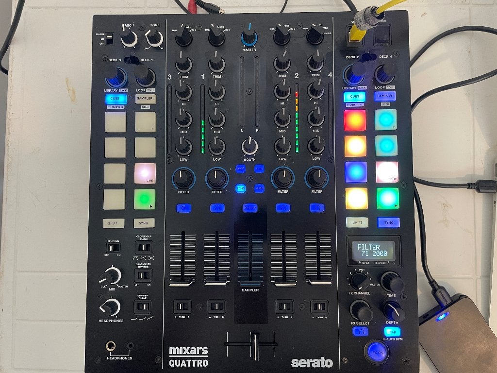 Table de mixage Mixars Quattro Serato Dvs midi (à restaurer), Musique & Instruments, Enlèvement, Utilisé, Moins de 5 canaux, Entrée micro
