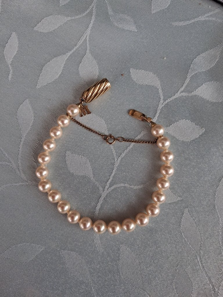 Parel armband van het merk Monet, Handtassen en Accessoires, Ophalen of Verzenden, Zo goed als nieuw, Beige