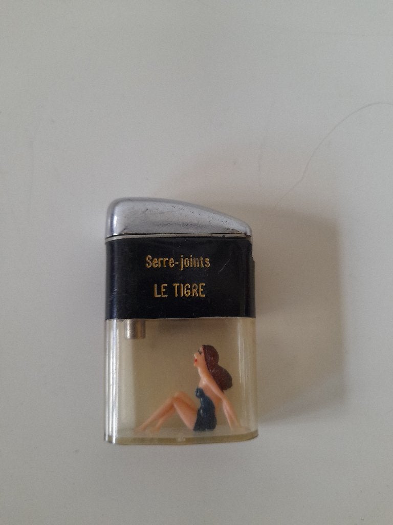 Briquet à gaz vintage - Pin-up, Collections, Articles de fumeurs, Briquets & Boîtes d'allumettes, Enlèvement ou Envoi, Briquet
