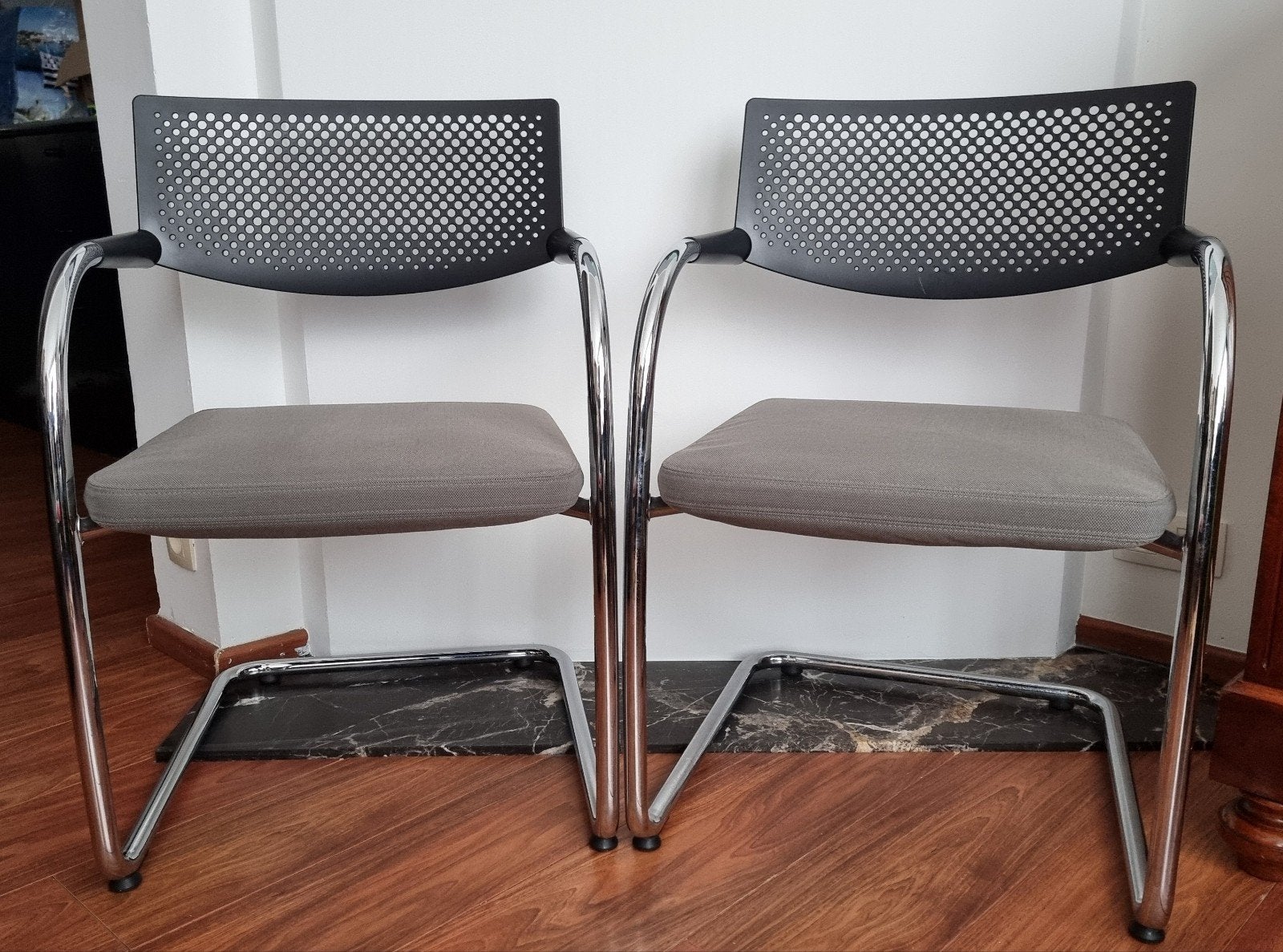 2 stoelen model Visavis 2 van het prestigieuze merk Vitra, Ophalen, Twee, Moderne, Stof