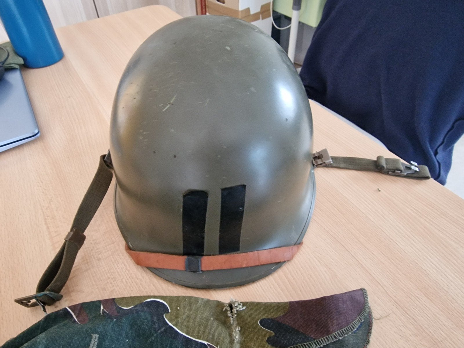NR3 Belgische leger helm met de camo hoes jaar 1970 of 80, Verzamelen, Ophalen of Verzenden, Landmacht, Helm of Baret
