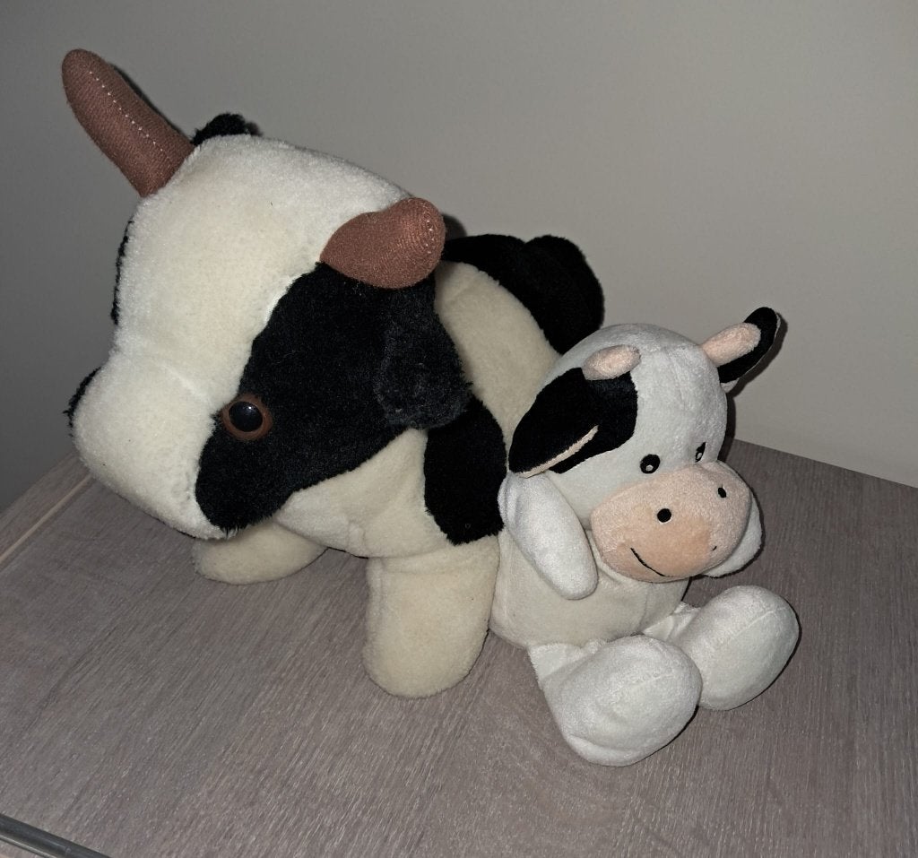 Lot de 2 peluches vaches, Enfants & Bébés, Jouets | Peluches, Vache, Autres marques, Utilisé, Enlèvement