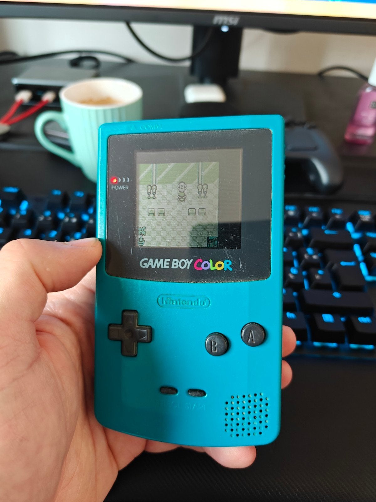 Gameboy color en pokemon yellow, Games en Spelcomputers, Spelcomputers | Nintendo Game Boy, Ophalen, Gebruikt, Game Boy Color