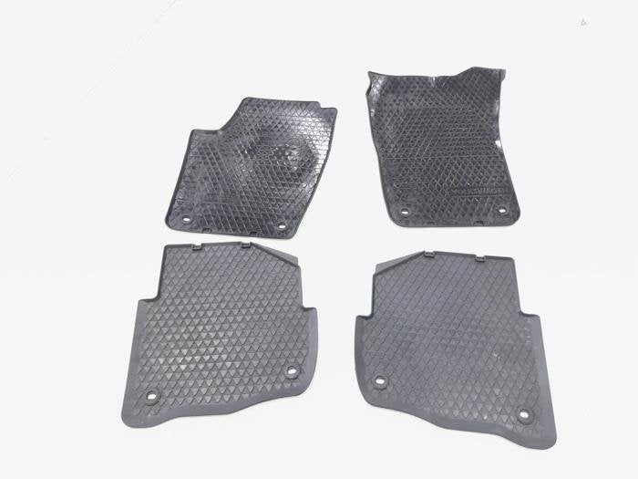 Kit tapis d'un Volkswagen Polo, Autos : Pièces & Accessoires, Habitacle & Garnissage, Volkswagen, Utilisé, 3 mois de garantie