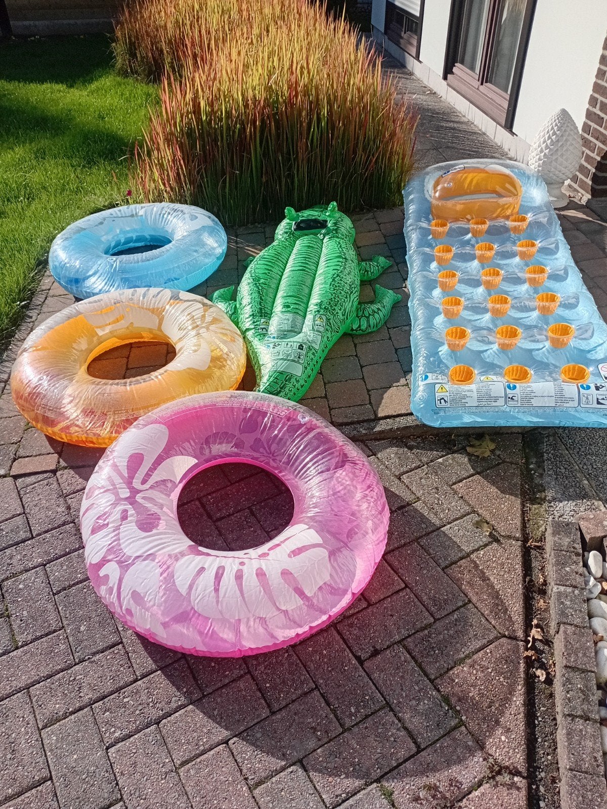 opblaasbaar ligbed en krokodil met handvat en 3 zwembanden, Ophalen, Zo goed als nieuw