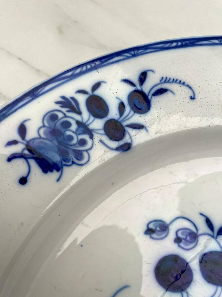 Grote schaal van zacht porselein uit Doornik met vliegendeco, Antiek en Kunst, Ophalen of Verzenden