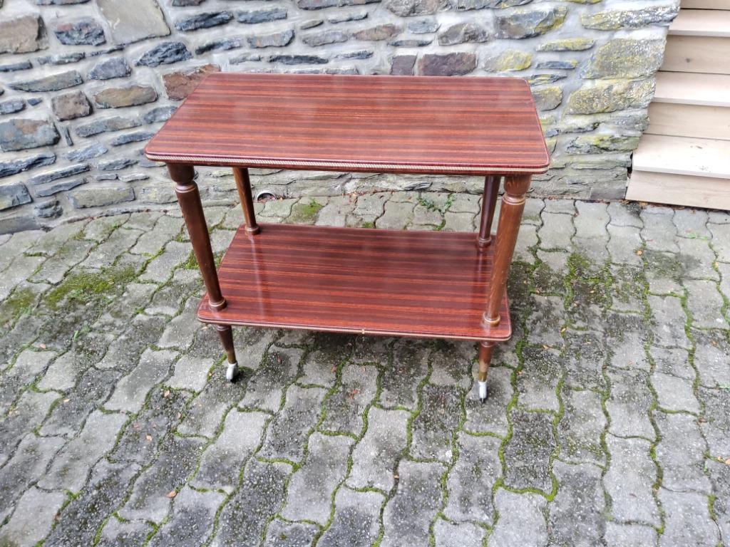 Table en formica sur roulettes année + ou - 1965. Bon état., Enlèvement ou Envoi