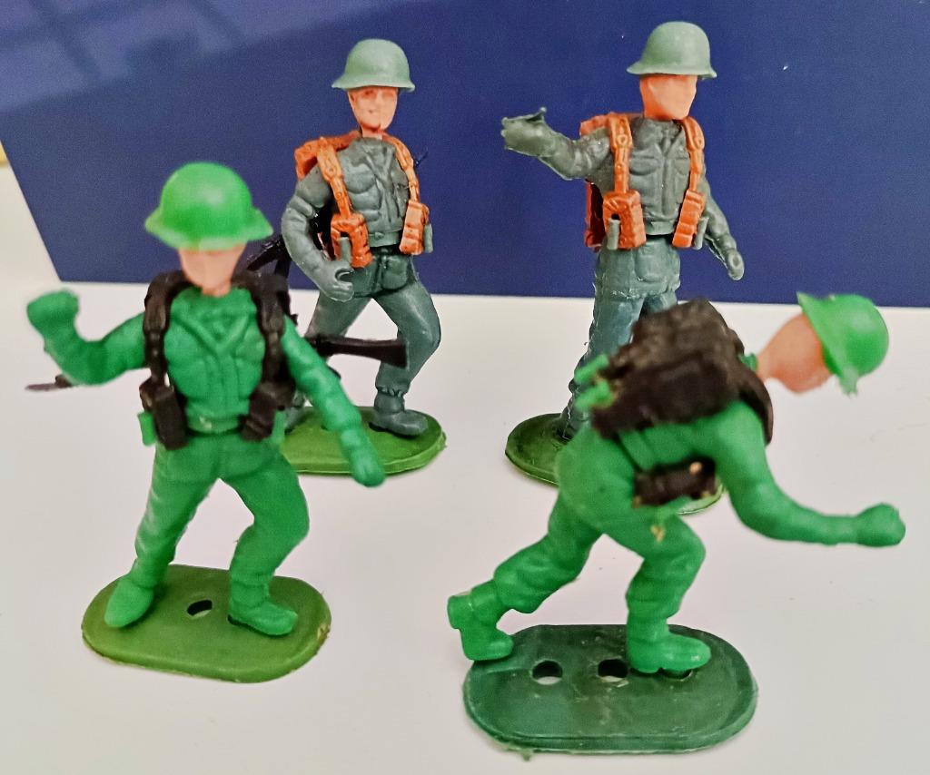 2 + 2 Figurines de parachutistes américains et 2 allemands,, Collections, Statues & Figurines, Enlèvement ou Envoi, Utilisé, Humain