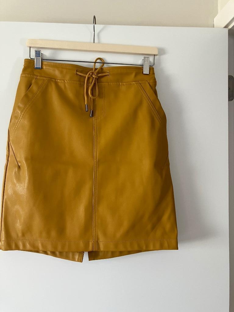 Lederlook rok - okergeel - Esqualo 38, Taille 38/40 (M), Enlèvement ou Envoi, Autres couleurs, Au-dessus du genou