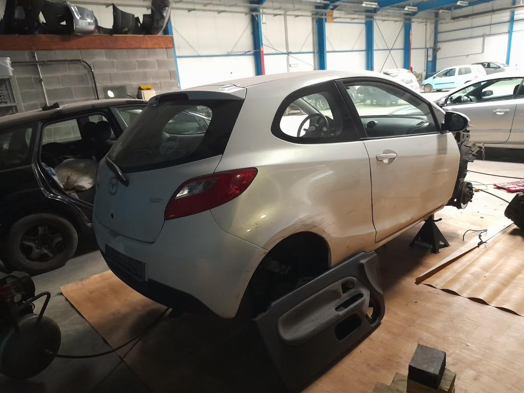 Nombreuses pièces MAZDA 2 1.4 Tdci 2009 // 5060 AUVELAIS, Enlèvement, Utilisé, Arrière, Mazda