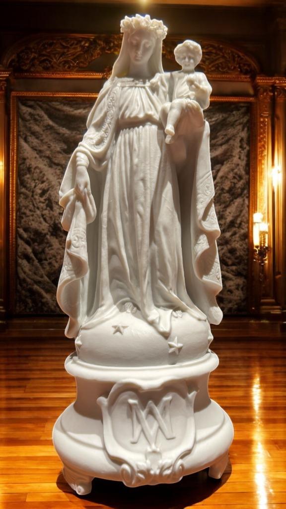 Statue de Marie avec l'enfant sous une cloche — Porcelaine à, Enlèvement