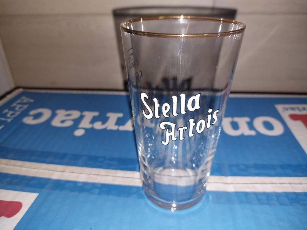 Verre à bière en émail Stella, Collections, Enlèvement ou Envoi, Comme neuf, Verre ou Verres, Stella Artois