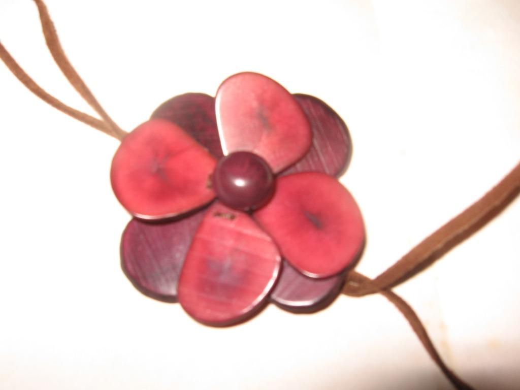 Superbe pendentif rosace en bois bordeaux/lie de vin., Enlèvement ou Envoi, Neuf, Autres matériaux, Avec pendentif