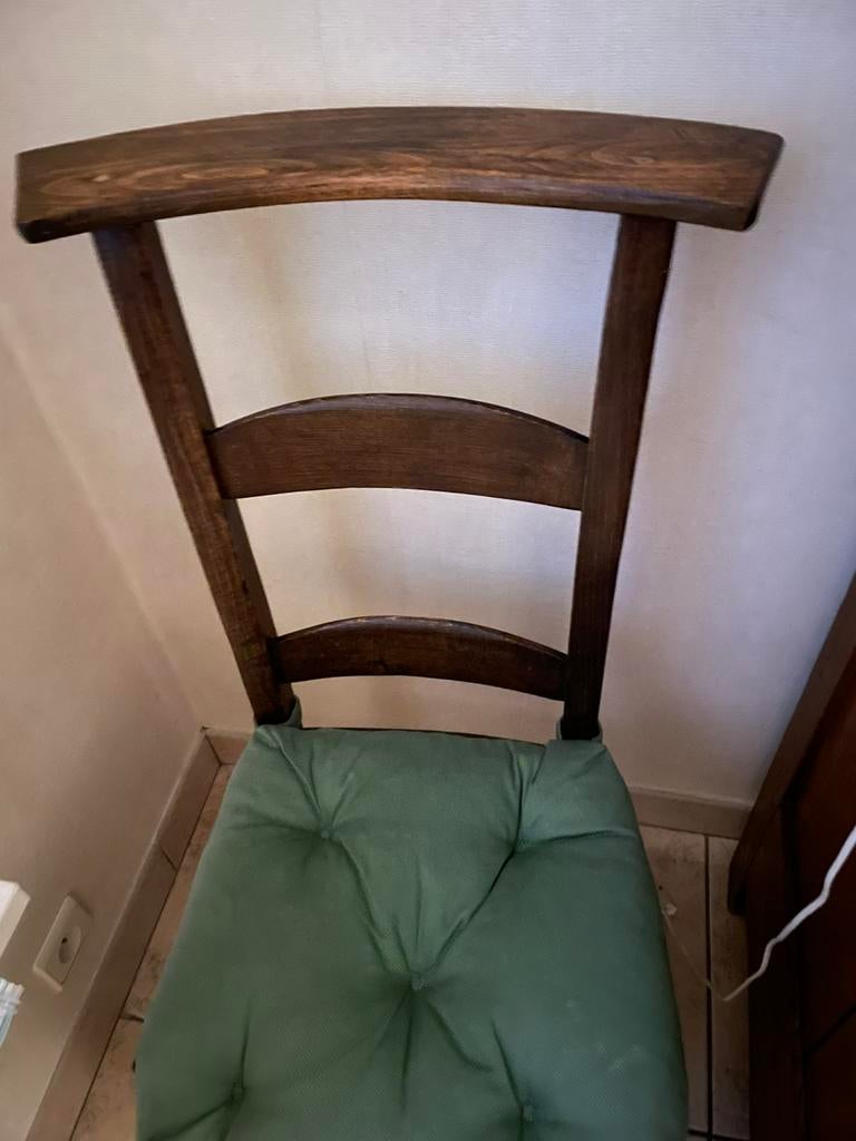 Ancienne chaise d'église teintée brun foncé, Enlèvement