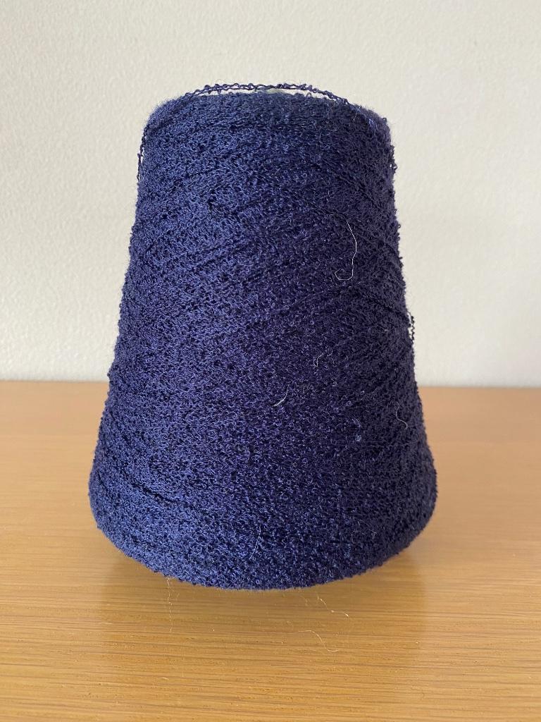 1 bobijn donkerblauw boucle, Hobby en Vrije tijd, Breien en Haken, Ophalen, Zo goed als nieuw, Breien, Wol of Garen