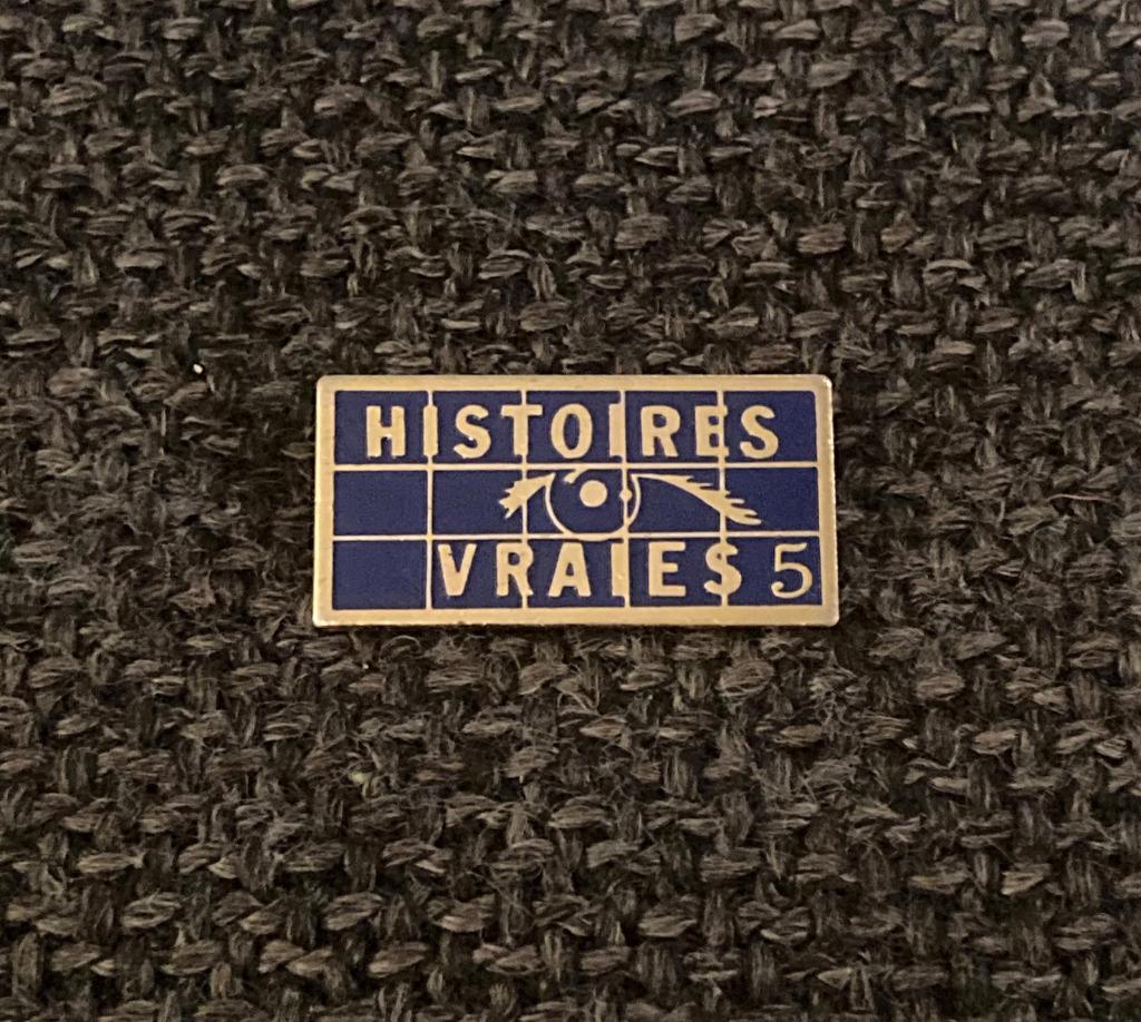 PIN - HISTOIRES VRAIES 5 - PIERRE BELLEMARE, Envoi, Utilisé, Autres sujets/thèmes, Insigne ou Pin's