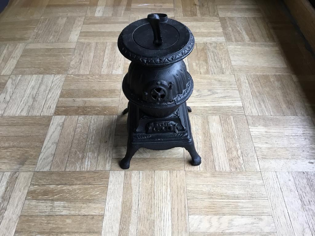 Gietijzeren miniatuur kacheltje, Ophalen, Zo goed als nieuw