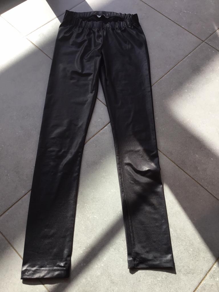 Zwarte legging leder look m52/€3, Ophalen of Verzenden, Zo goed als nieuw, Meisje, Broek