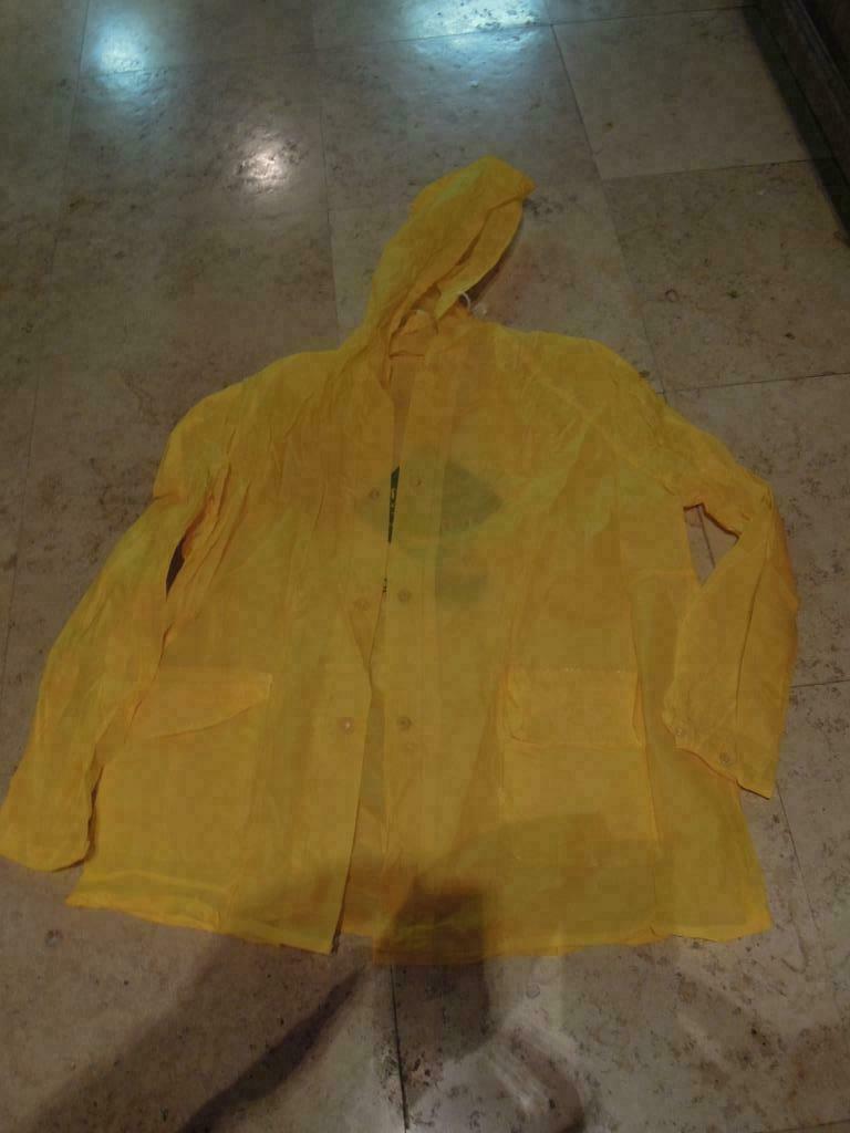 regenjas met kap plastiek  DVV verzek. -Nieuwsblad - Genten., Kleding | Dames, Geel, Maat 46/48 (XL) of groter, MET, Ophalen of Verzenden