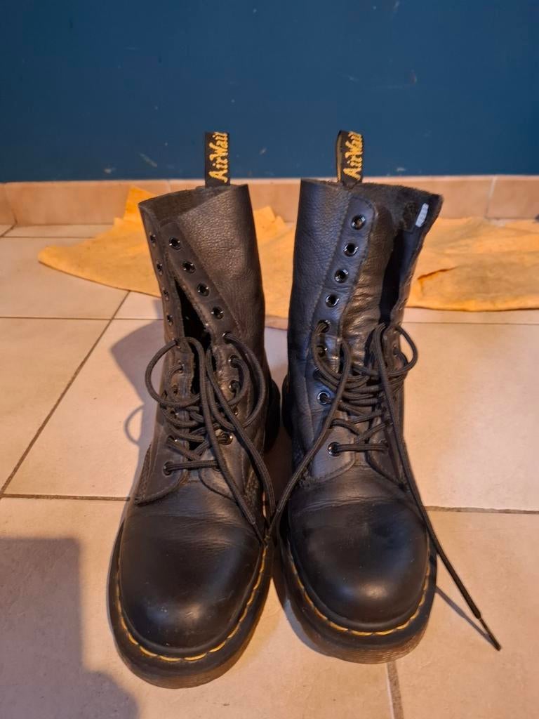 Doc martens 1490, Enlèvement