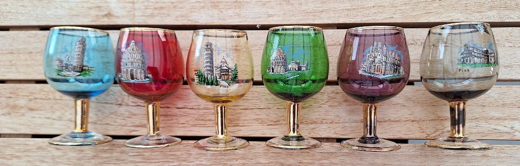 Set van 6 gekleurde likeurglaasjes PISA, Antiek en Kunst, Ophalen