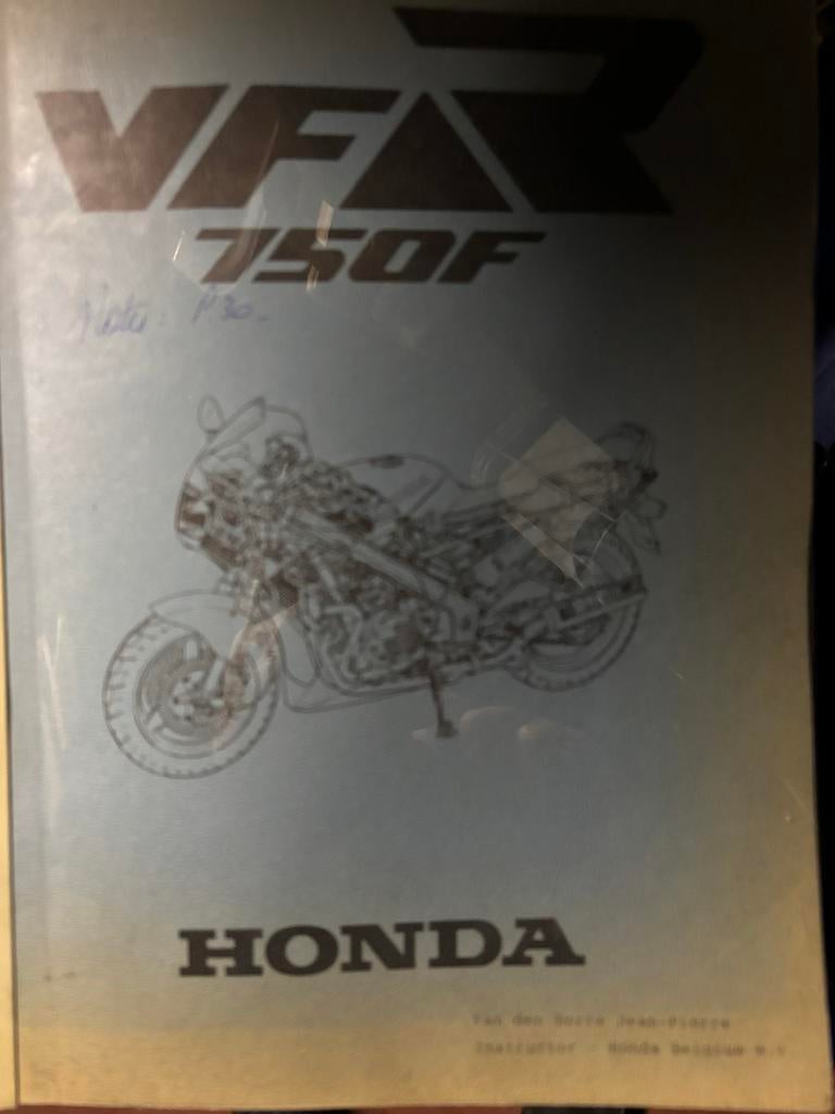 Caractéristiques techniques et techingo de la Honda VFR750F, Motos, Enlèvement ou Envoi, Honda