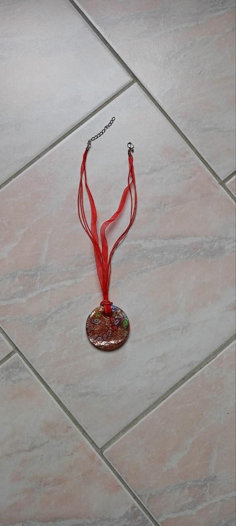 Collier en verre, Bijoux, Sacs & Beauté, Colliers, Rouge, Comme neuf, Autres matériaux, Avec pendentif