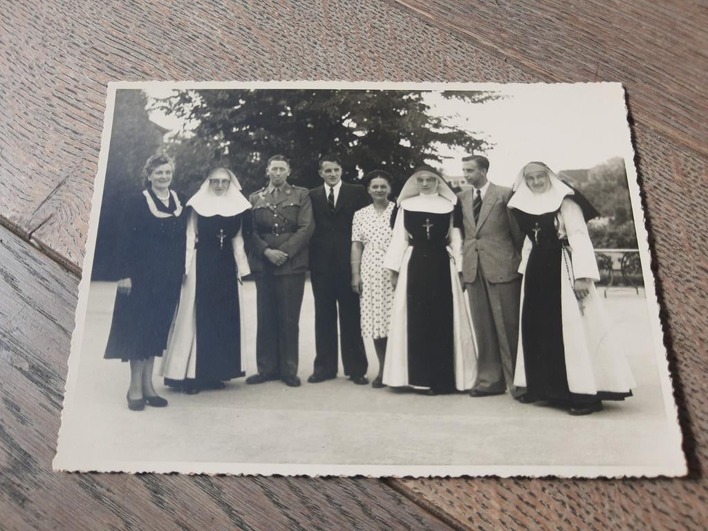 Foto met 3 nonnen in oude klederdracht + soldaat, Ophalen of Verzenden, Zo goed als nieuw