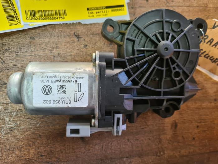 Moteur de vitre portière d'un Volkswagen UP, Autos : Pièces & Accessoires, Enlèvement ou Envoi, 3 mois de garantie, Utilisé
