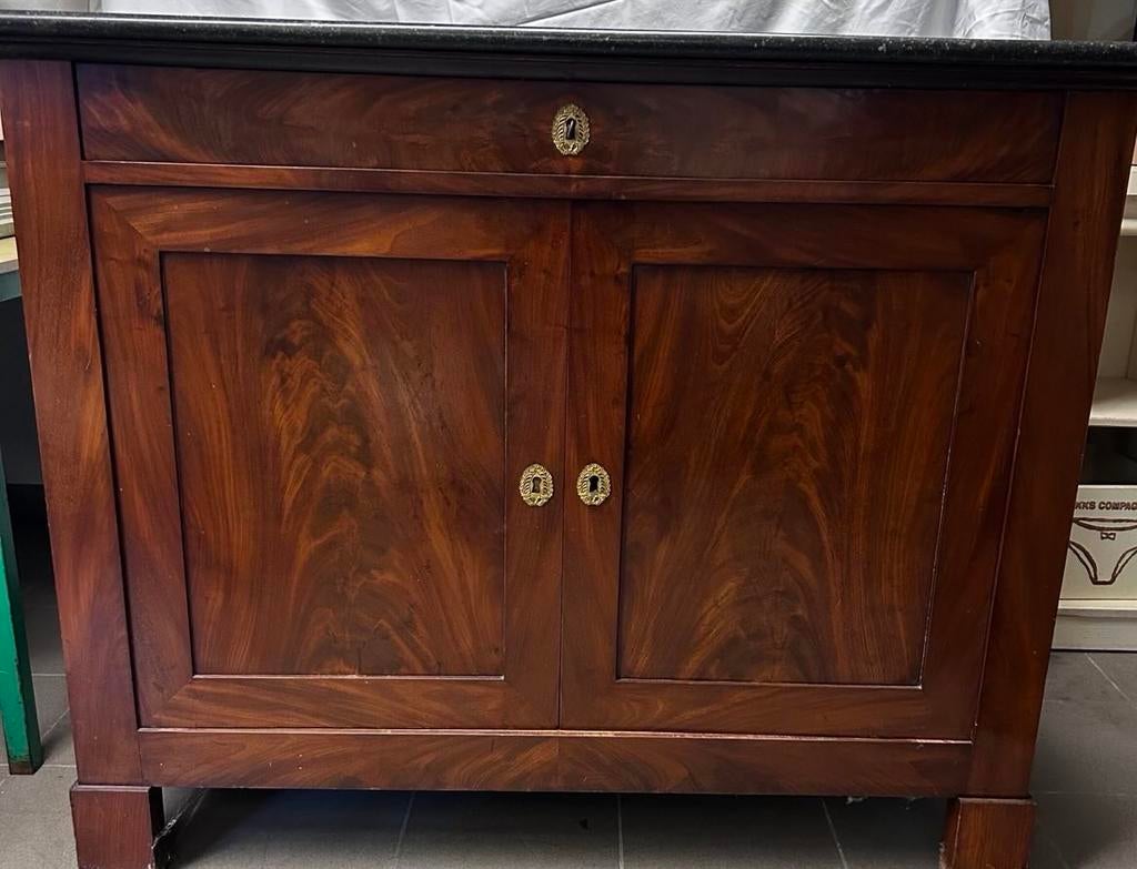 Commode met zwart marmeren blad, Enlèvement